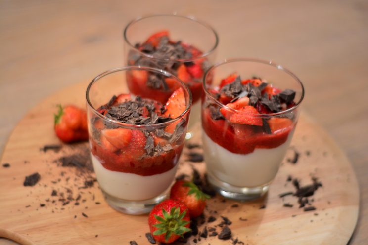Frozen yoghurt met aardbeien en chocola
