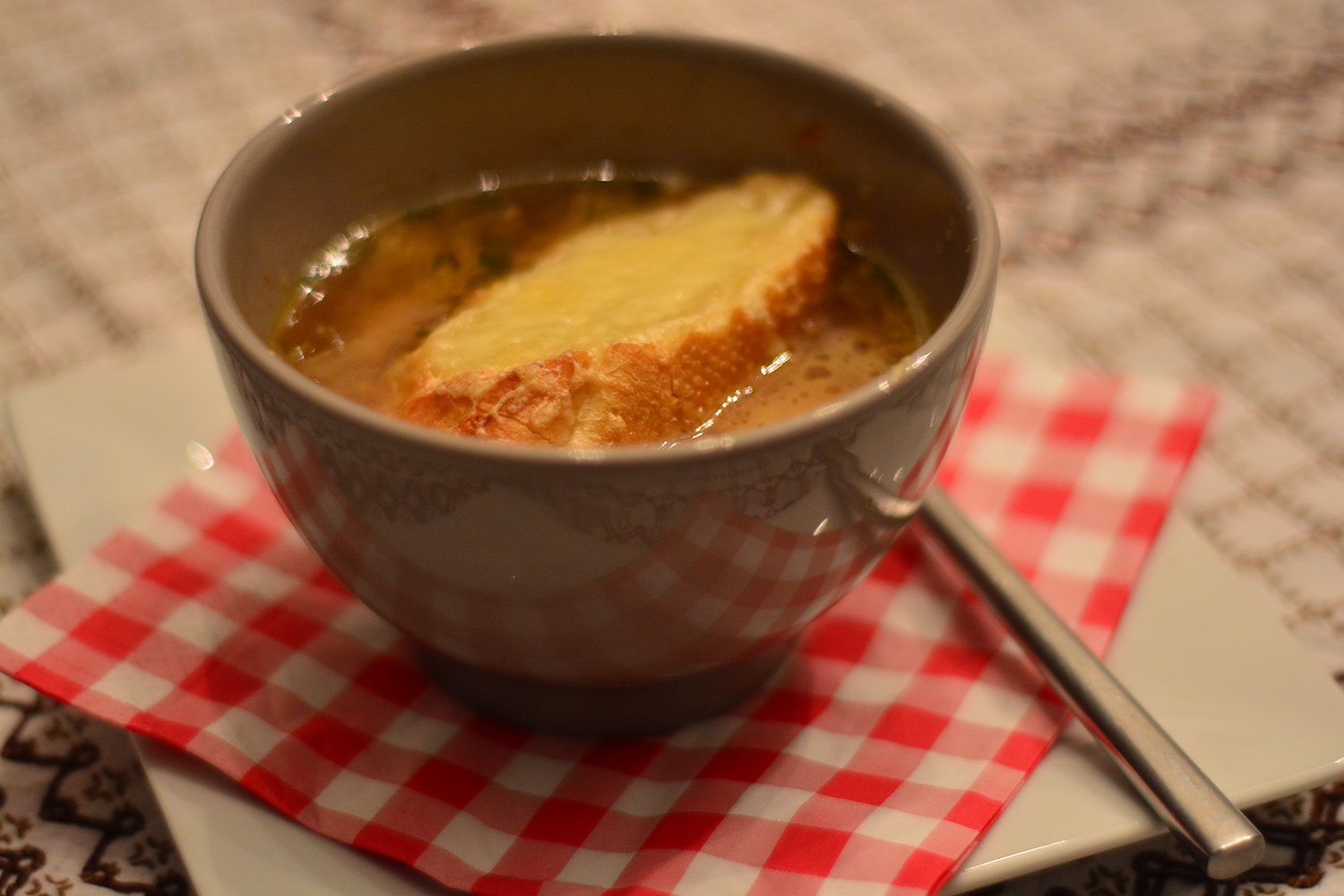 Uit de Franse keuken gegratineerde uiensoep